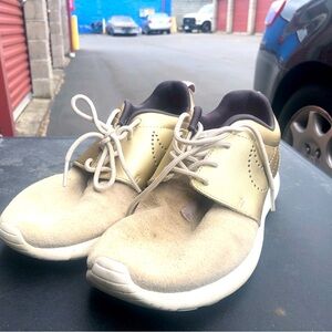Nike 820228-200 Womens Tan /Gold Suede Roshe One PRM Suede Sneakers Size 6